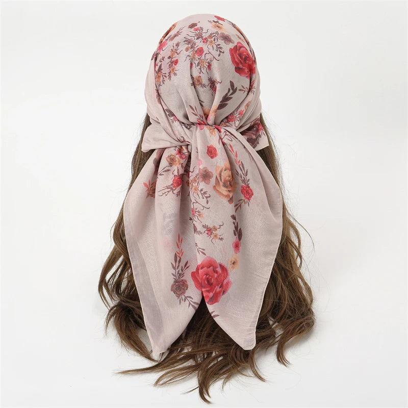 Lenço Bandana Feminino Encantador — Flores Vintage, Estilo Boho Irresistível para Praia e Dia a Dia