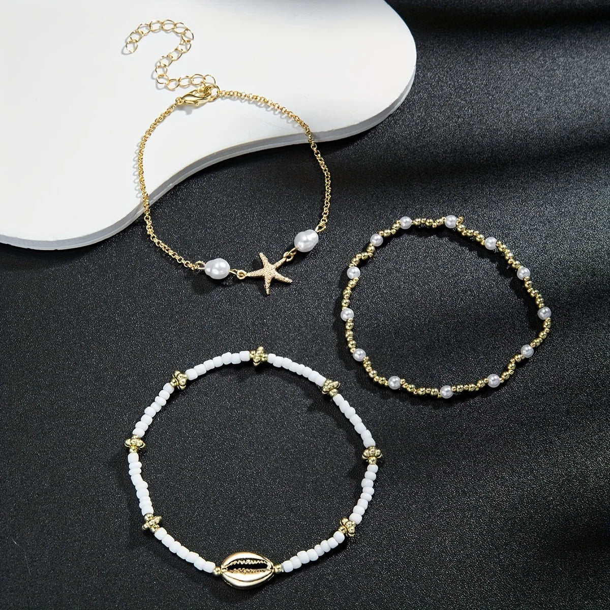 Correntes de tornozelo de férias de praia estilo boêmio feminino acessórios de pé de três camadas com pérolas de arroz conchas e estrelas do mar