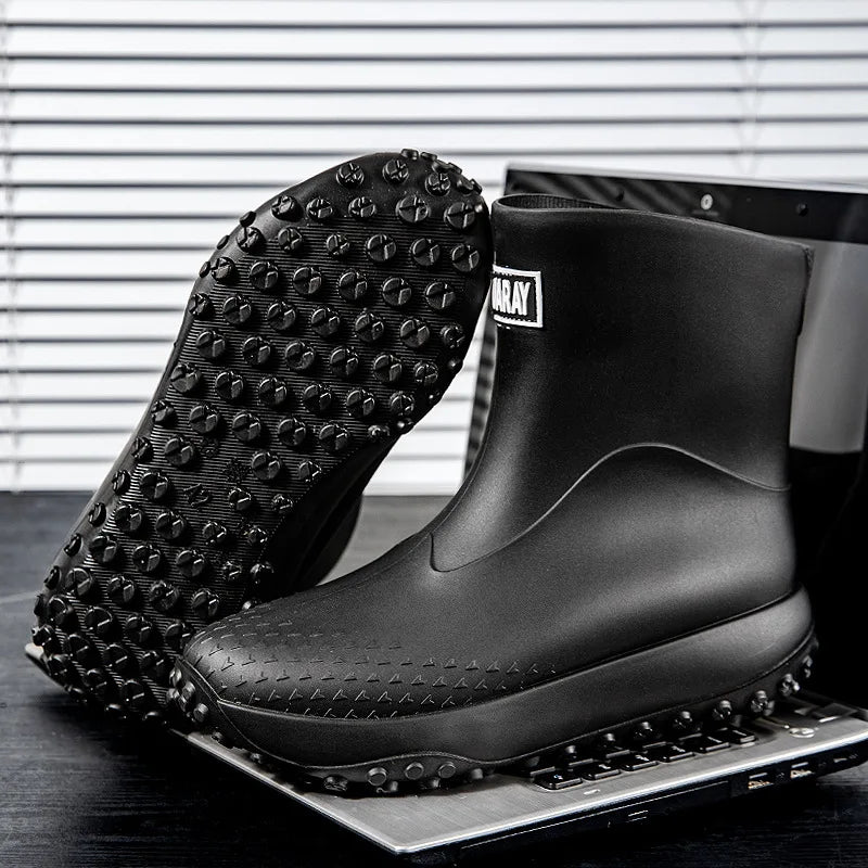 Botas de chuva masculinas estilo cano médio, nova moda, sapatos impermeáveis antiderrapantes para atividades ao ar livre, sapatos de borracha leves e impermeáveis.