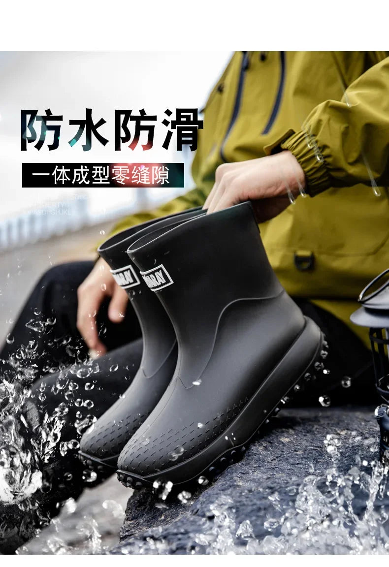 Botas de chuva masculinas estilo cano médio, nova moda, sapatos impermeáveis antiderrapantes para atividades ao ar livre, sapatos de borracha leves e impermeáveis.