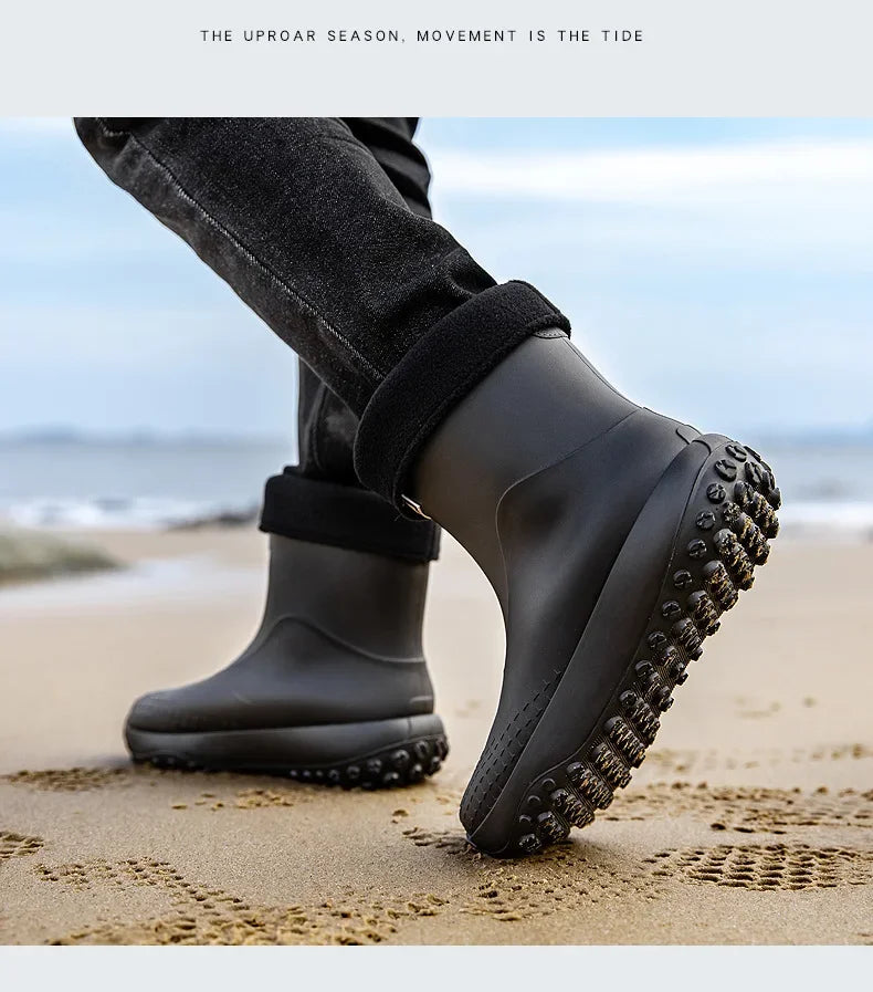 Botas de chuva masculinas estilo cano médio, nova moda, sapatos impermeáveis antiderrapantes para atividades ao ar livre, sapatos de borracha leves e impermeáveis.