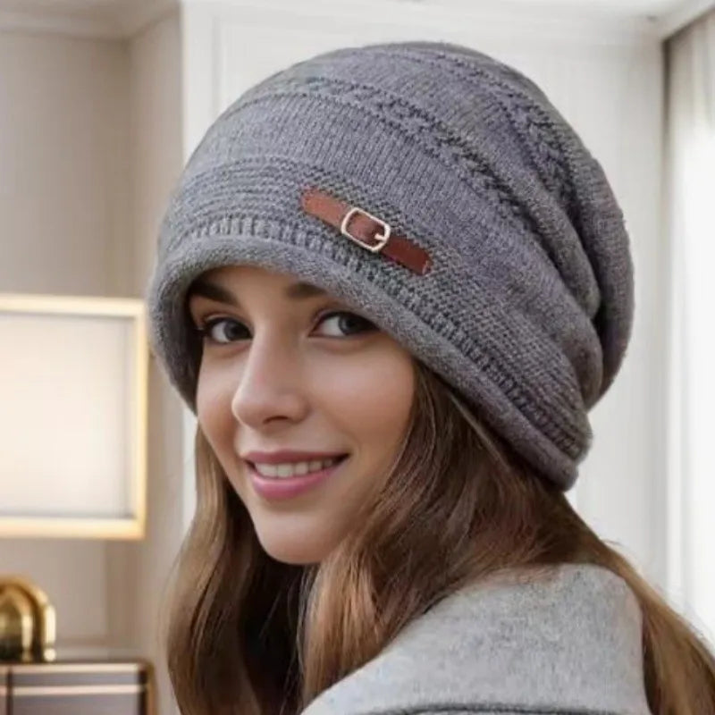 Gorro de Malha Feminino Quentinho — Forro de Pelúcias, Confortável e Estiloso para o Inverno