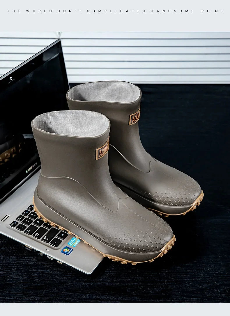 Botas de chuva masculinas estilo cano médio, nova moda, sapatos impermeáveis antiderrapantes para atividades ao ar livre, sapatos de borracha leves e impermeáveis.