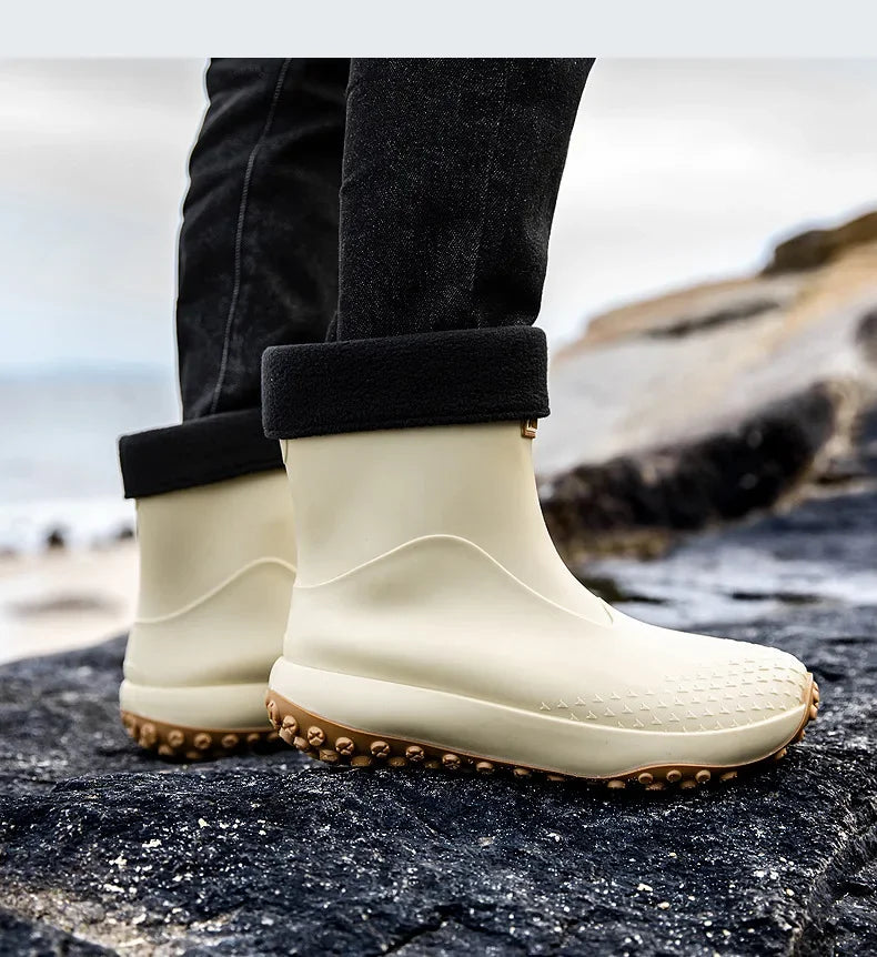 Botas de chuva masculinas estilo cano médio, nova moda, sapatos impermeáveis antiderrapantes para atividades ao ar livre, sapatos de borracha leves e impermeáveis.