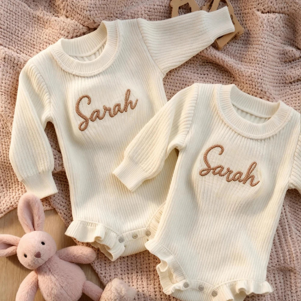 Macacão Newborn Personalizado Fofinho — Tricô com Babado, Nome Bordado e Tiara para Ensaio Fotográfico