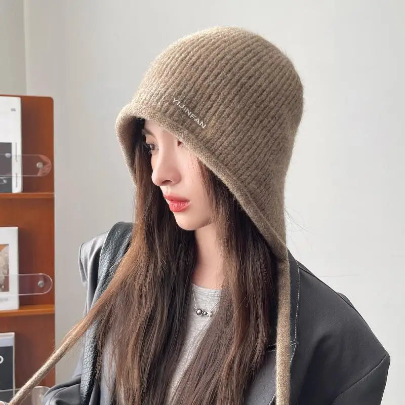 Gorro de Pelúcias de Inverno Feminino — Fofo, Quentinho e com Protetor de Orelhas