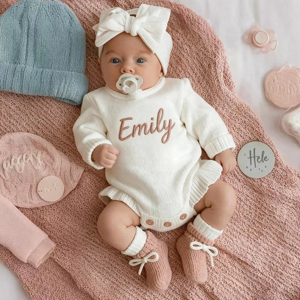 Macacão Newborn Personalizado Fofinho — Tricô com Babado, Nome Bordado e Tiara para Ensaio Fotográfico
