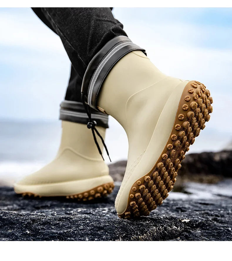 Botas de chuva masculinas estilo cano médio, nova moda, sapatos impermeáveis antiderrapantes para atividades ao ar livre, sapatos de borracha leves e impermeáveis.