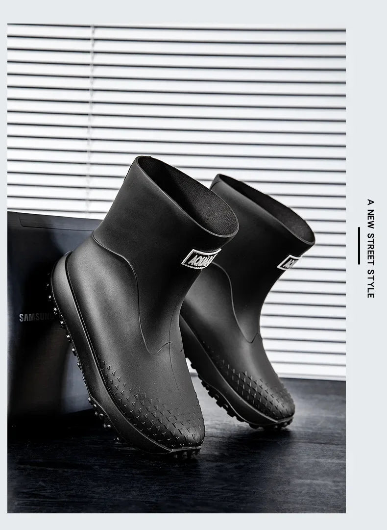 Botas de chuva masculinas estilo cano médio, nova moda, sapatos impermeáveis antiderrapantes para atividades ao ar livre, sapatos de borracha leves e impermeáveis.