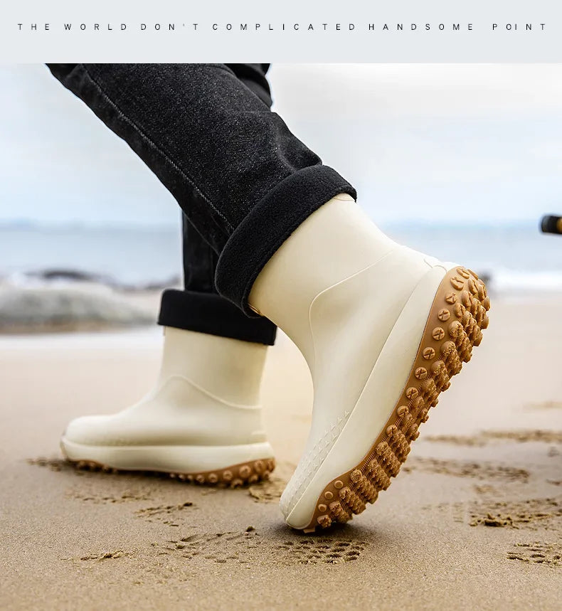 Botas de chuva masculinas estilo cano médio, nova moda, sapatos impermeáveis antiderrapantes para atividades ao ar livre, sapatos de borracha leves e impermeáveis.
