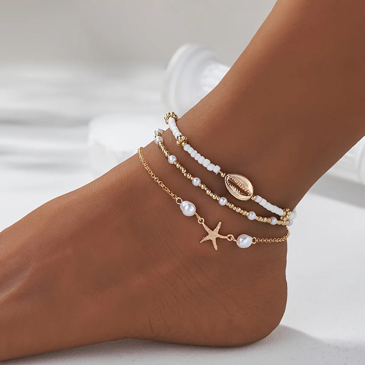Correntes de tornozelo de férias de praia estilo boêmio feminino acessórios de pé de três camadas com pérolas de arroz conchas e estrelas do mar