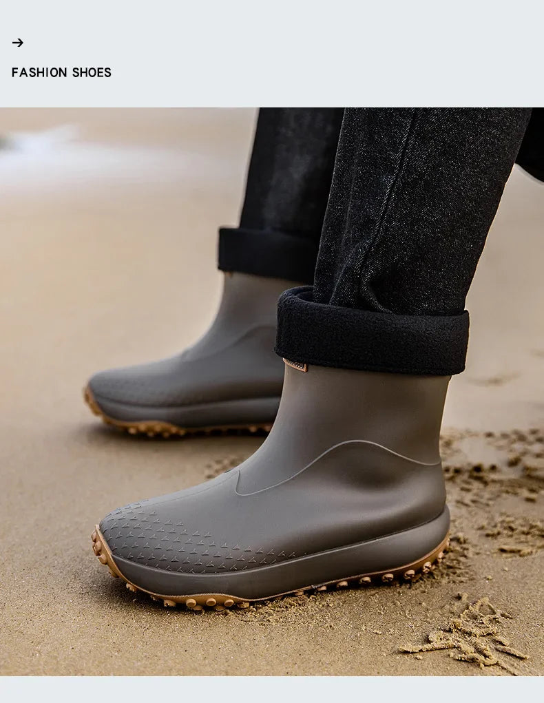 Botas de chuva masculinas estilo cano médio, nova moda, sapatos impermeáveis antiderrapantes para atividades ao ar livre, sapatos de borracha leves e impermeáveis.
