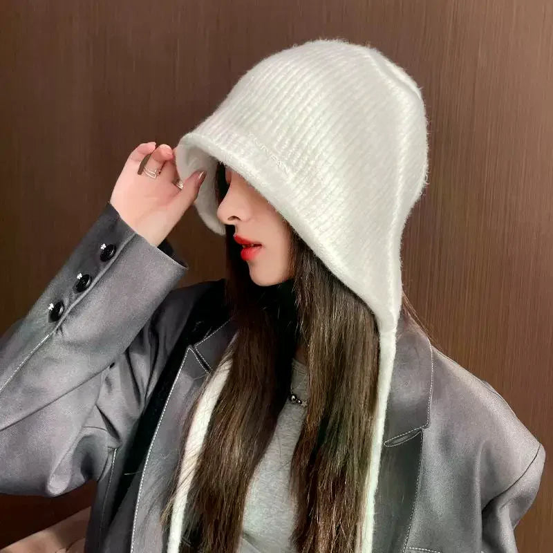 Gorro de Pelúcias de Inverno Feminino — Fofo, Quentinho e com Protetor de Orelhas