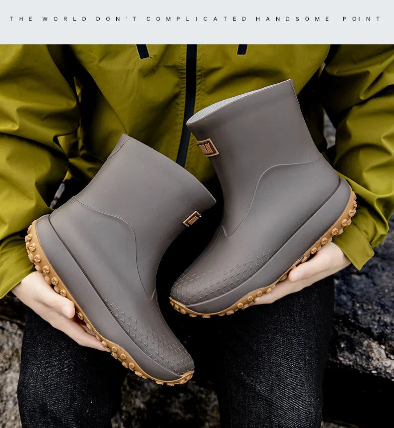 Botas de chuva masculinas estilo cano médio, nova moda, sapatos impermeáveis antiderrapantes para atividades ao ar livre, sapatos de borracha leves e impermeáveis.