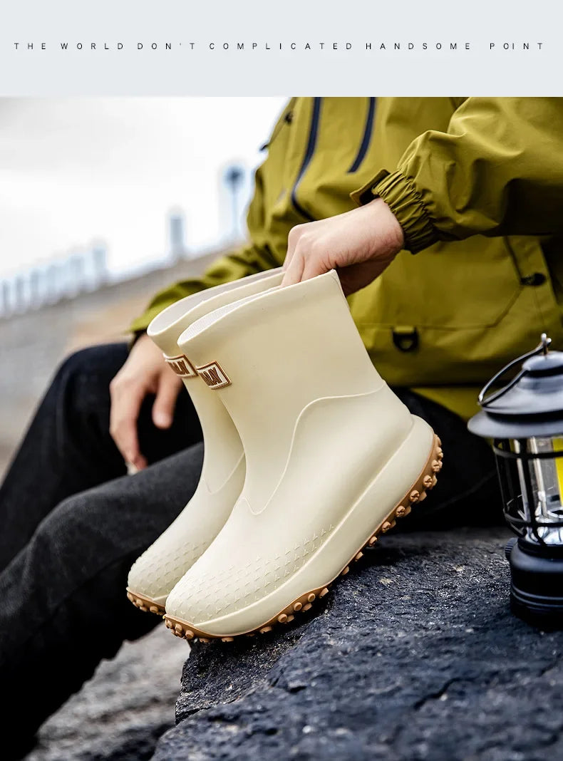 Botas de chuva masculinas estilo cano médio, nova moda, sapatos impermeáveis antiderrapantes para atividades ao ar livre, sapatos de borracha leves e impermeáveis.