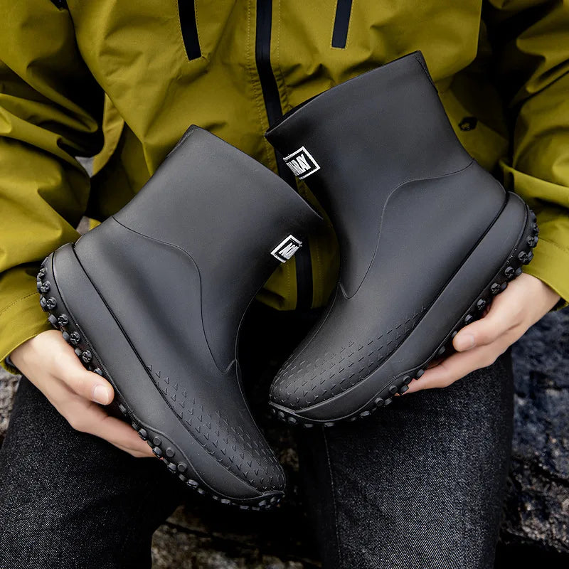 Botas de chuva masculinas estilo cano médio, nova moda, sapatos impermeáveis antiderrapantes para atividades ao ar livre, sapatos de borracha leves e impermeáveis.