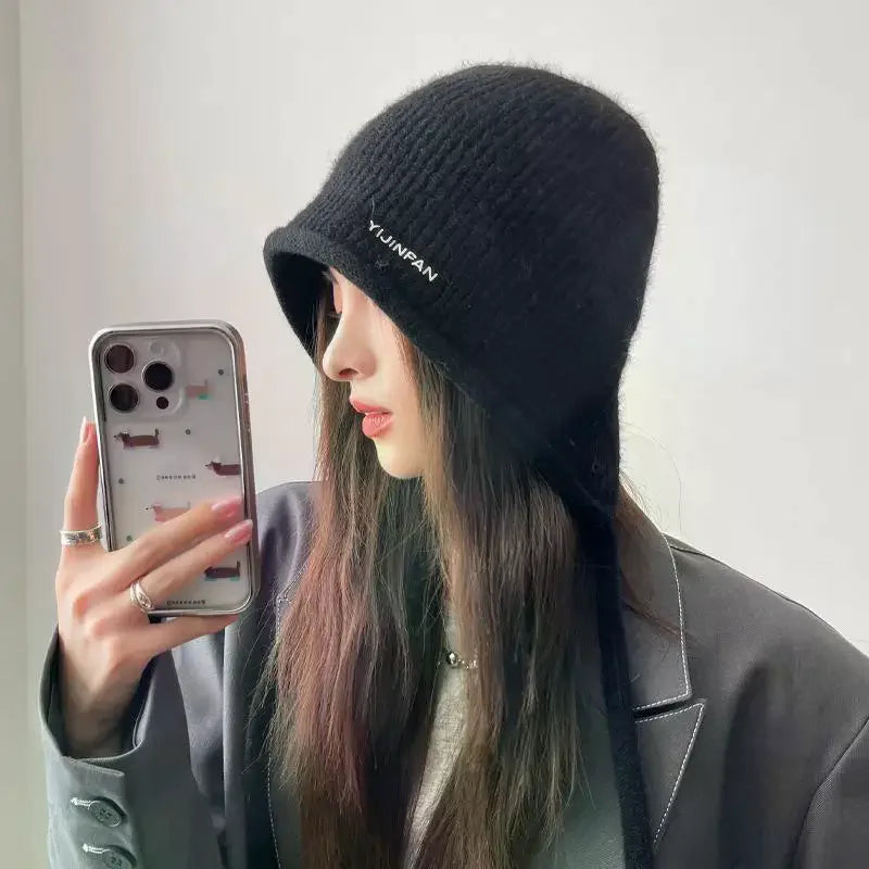 Gorro de Pelúcias de Inverno Feminino — Fofo, Quentinho e com Protetor de Orelhas