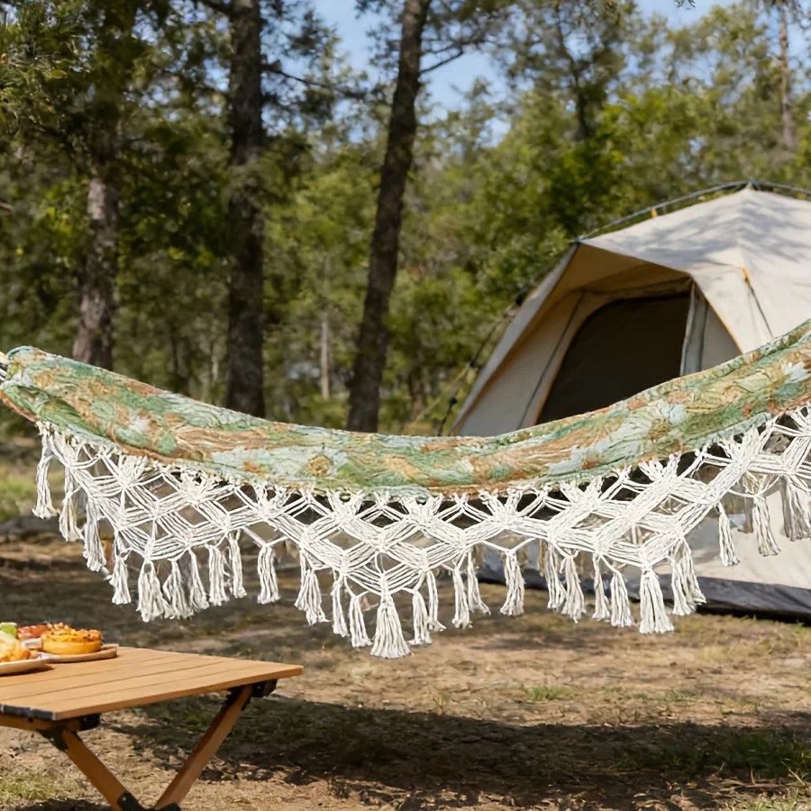 As novas redes de descanso estilo boêmio com franjas, para uma ou duas pessoas, são ideais para acampamentos ao ar livre no jardim. Eles vêm acompanhados de