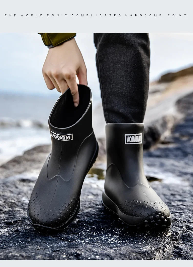 Botas de chuva masculinas estilo cano médio, nova moda, sapatos impermeáveis antiderrapantes para atividades ao ar livre, sapatos de borracha leves e impermeáveis.