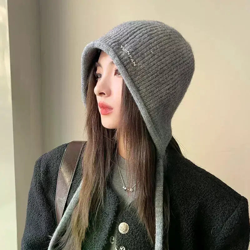 Gorro de Pelúcias de Inverno Feminino — Fofo, Quentinho e com Protetor de Orelhas
