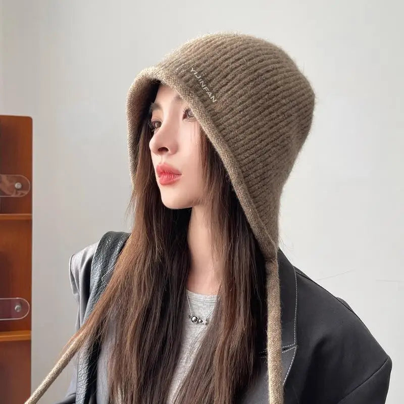 Gorro de Pelúcias de Inverno Feminino — Fofo, Quentinho e com Protetor de Orelhas