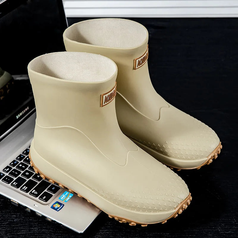 Botas de chuva masculinas estilo cano médio, nova moda, sapatos impermeáveis antiderrapantes para atividades ao ar livre, sapatos de borracha leves e impermeáveis.