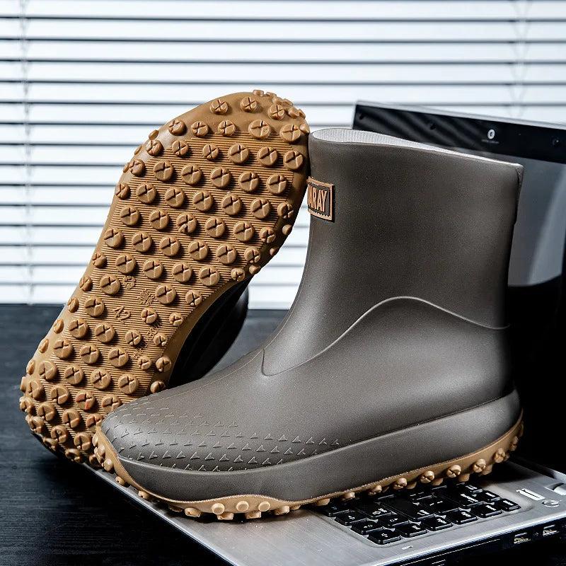 Botas de chuva masculinas estilo cano médio, nova moda, sapatos impermeáveis antiderrapantes para atividades ao ar livre, sapatos de borracha leves e impermeáveis.