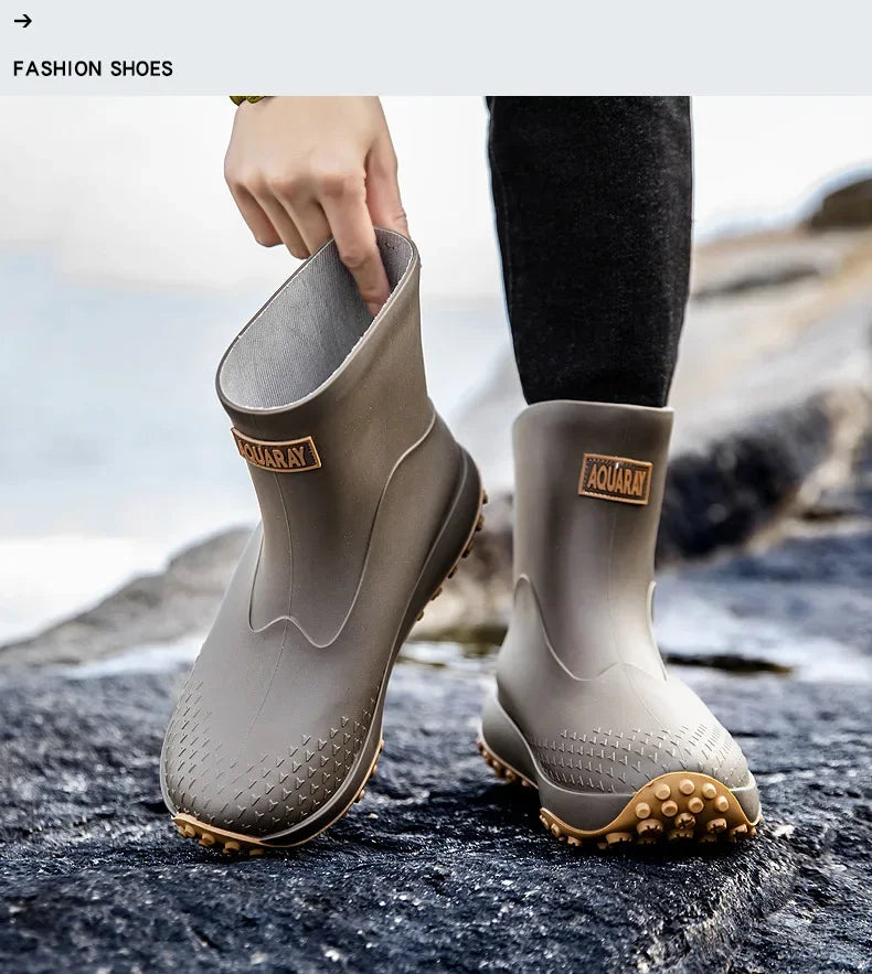 Botas de chuva masculinas estilo cano médio, nova moda, sapatos impermeáveis antiderrapantes para atividades ao ar livre, sapatos de borracha leves e impermeáveis.