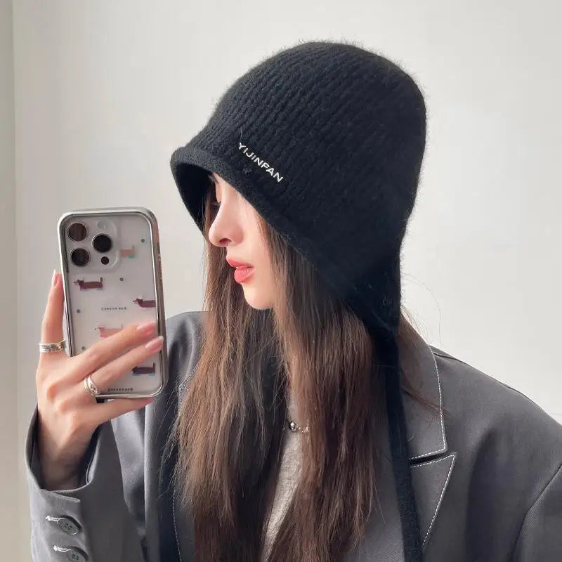 Gorro de Pelúcias de Inverno Feminino — Fofo, Quentinho e com Protetor de Orelhas