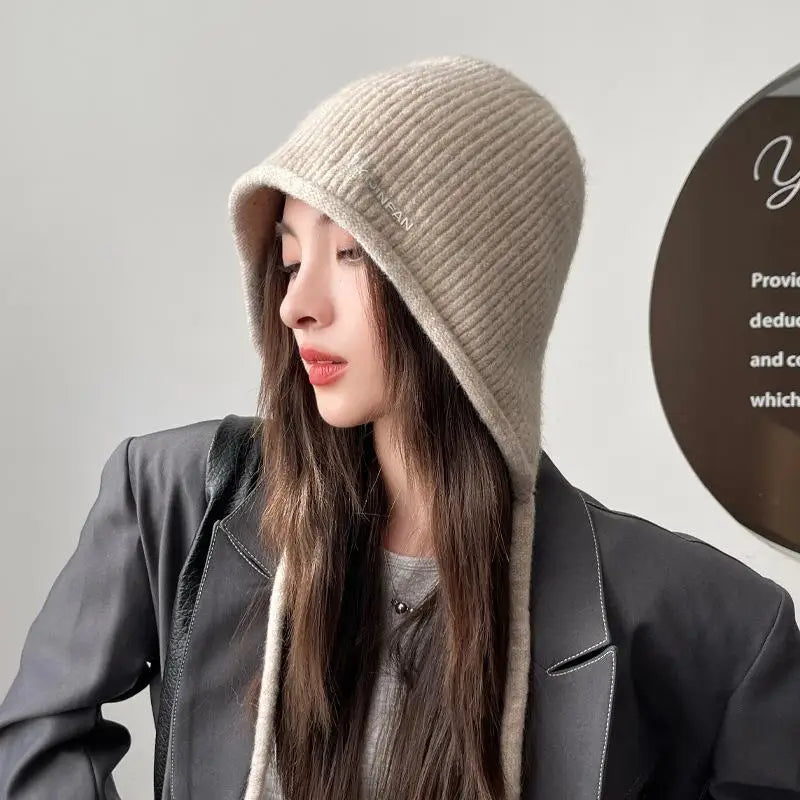 Gorro de Pelúcias de Inverno Feminino — Fofo, Quentinho e com Protetor de Orelhas