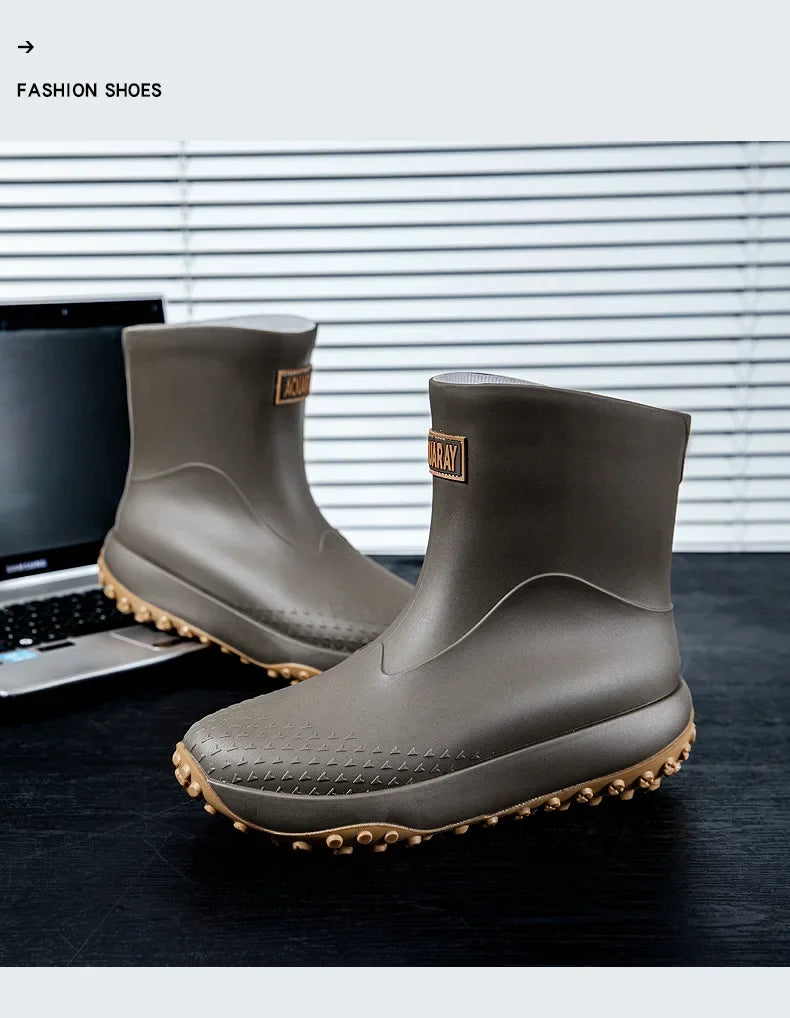Botas de chuva masculinas estilo cano médio, nova moda, sapatos impermeáveis antiderrapantes para atividades ao ar livre, sapatos de borracha leves e impermeáveis.