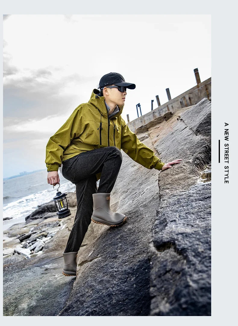 Botas de chuva masculinas estilo cano médio, nova moda, sapatos impermeáveis antiderrapantes para atividades ao ar livre, sapatos de borracha leves e impermeáveis.