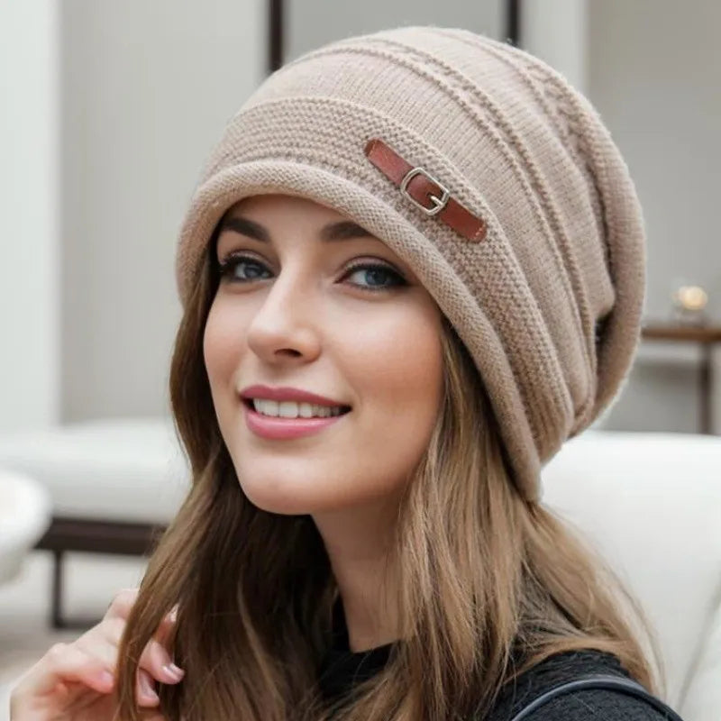 Gorro de Malha Feminino Quentinho — Forro de Pelúcias, Confortável e Estiloso para o Inverno