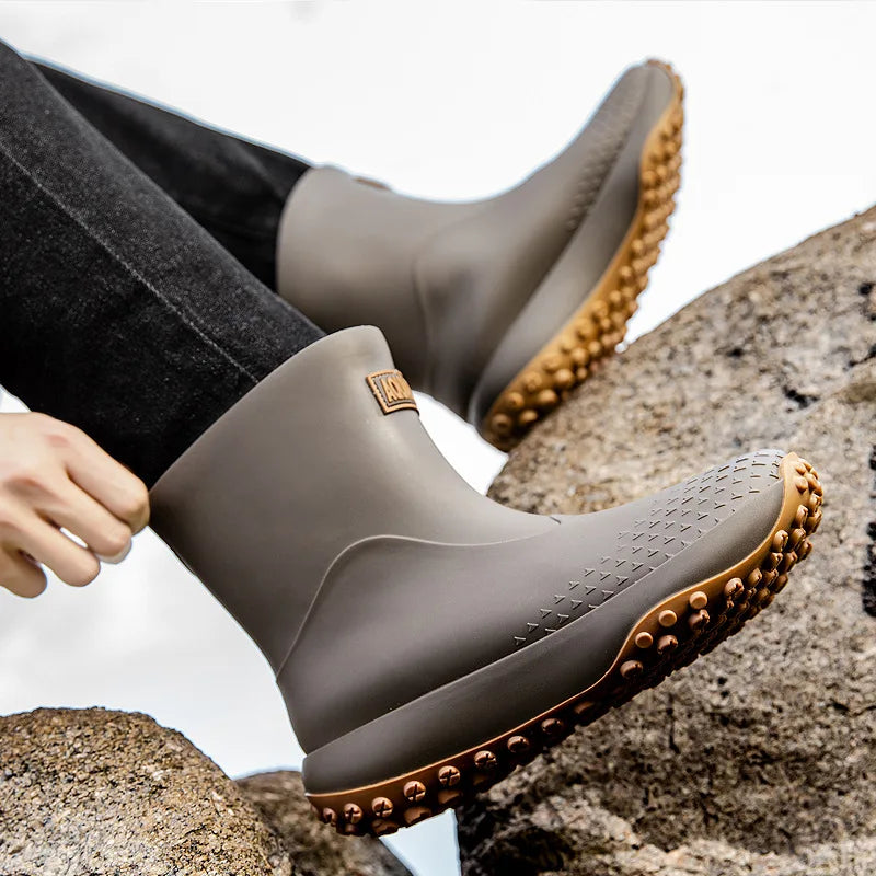 Botas de chuva masculinas estilo cano médio, nova moda, sapatos impermeáveis antiderrapantes para atividades ao ar livre, sapatos de borracha leves e impermeáveis.