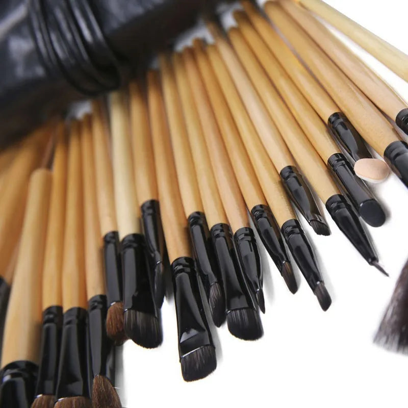 Kit com 24 Pincéis de Maquiagem Profissionais — Pó, Sombra, Sobrancelha e Base em Saco de Presente