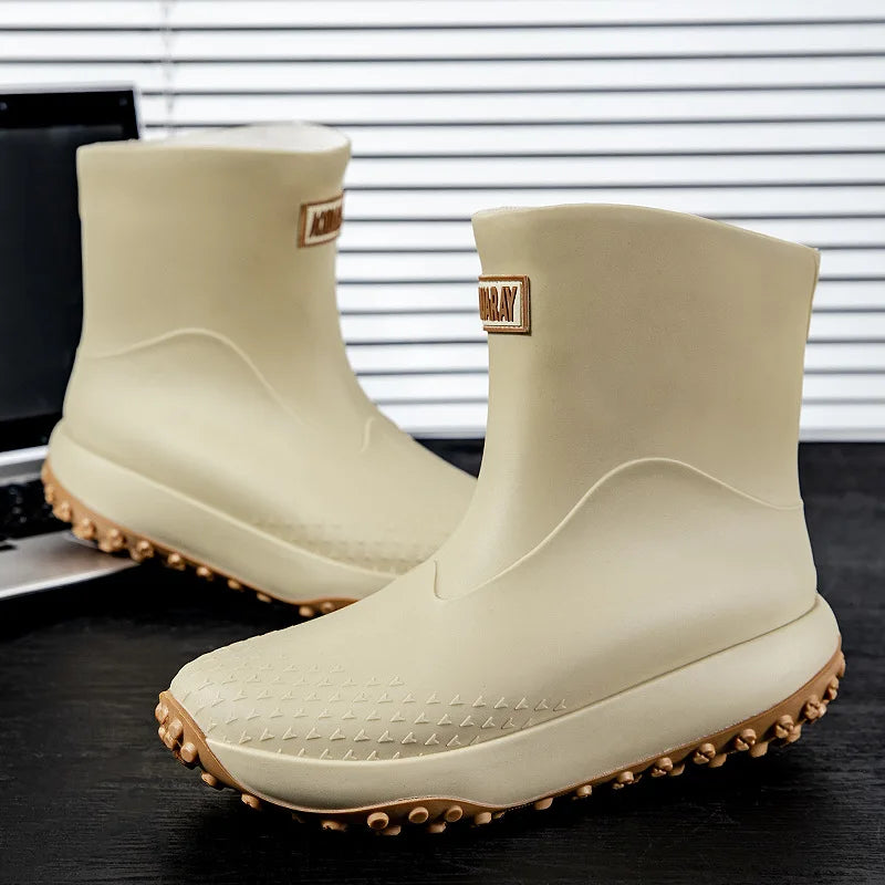 Botas de chuva masculinas estilo cano médio, nova moda, sapatos impermeáveis antiderrapantes para atividades ao ar livre, sapatos de borracha leves e impermeáveis.