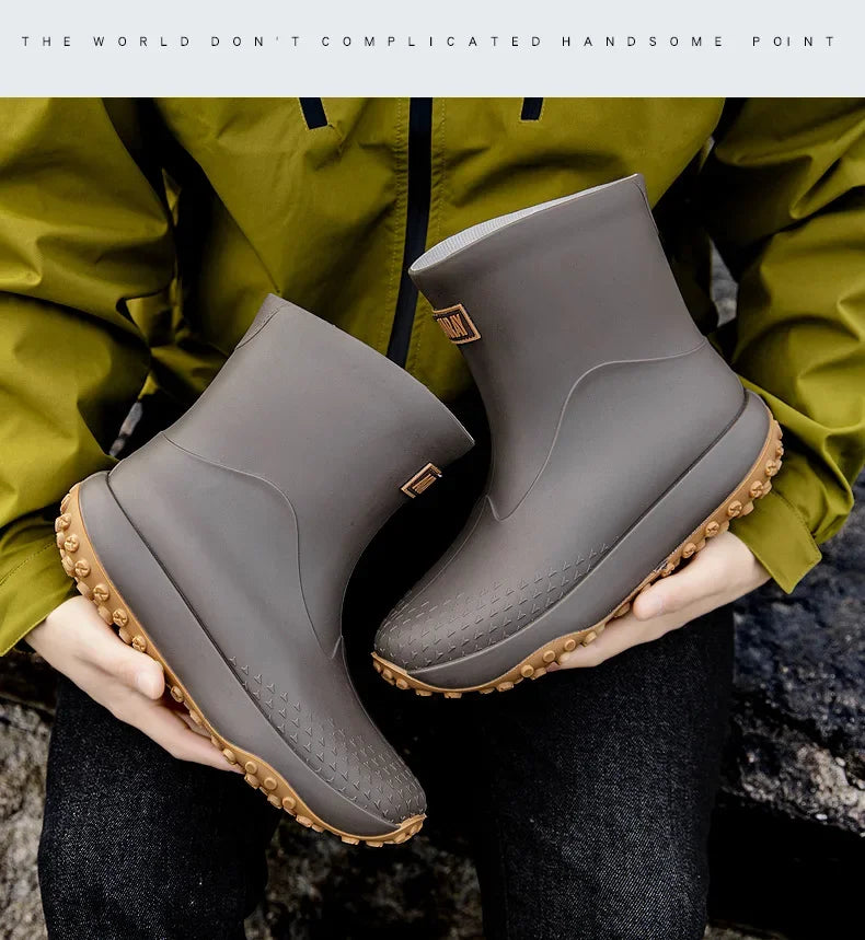 Botas de chuva masculinas estilo cano médio, nova moda, sapatos impermeáveis antiderrapantes para atividades ao ar livre, sapatos de borracha leves e impermeáveis.