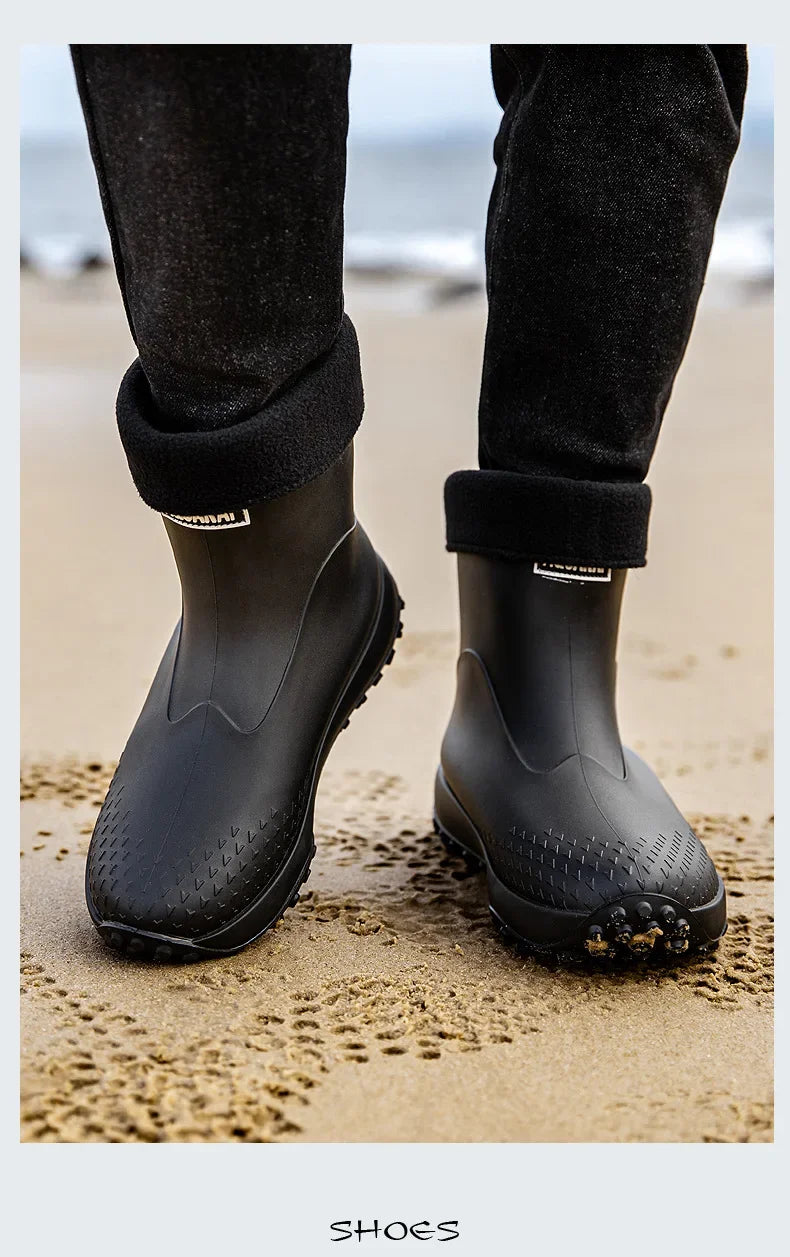 Botas de chuva masculinas estilo cano médio, nova moda, sapatos impermeáveis antiderrapantes para atividades ao ar livre, sapatos de borracha leves e impermeáveis.
