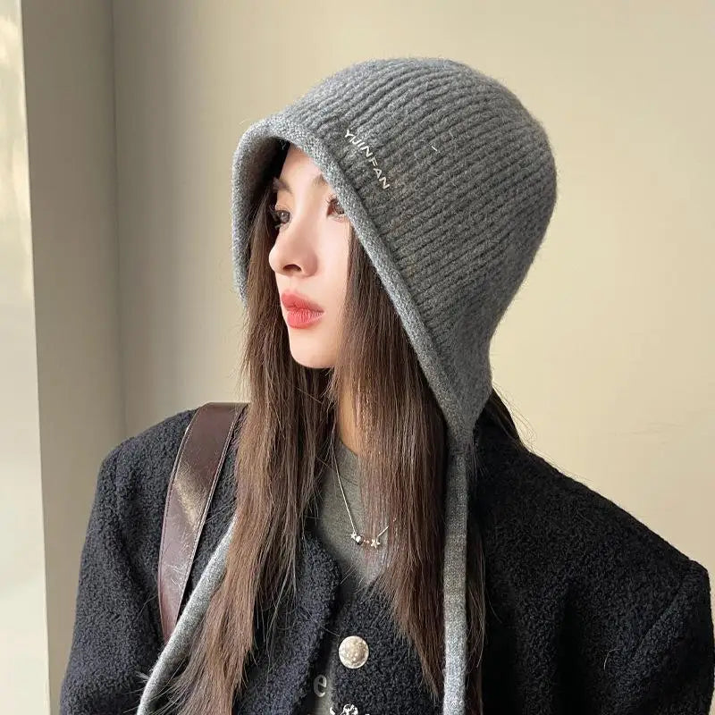 Gorro de Pelúcias de Inverno Feminino — Fofo, Quentinho e com Protetor de Orelhas
