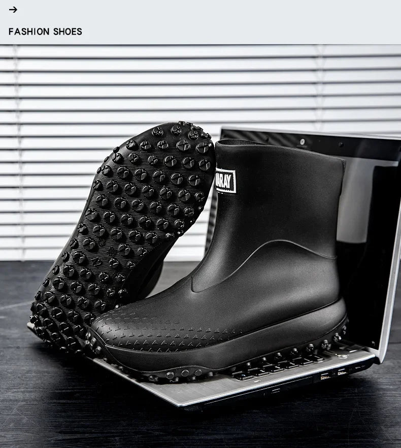 Botas de chuva masculinas estilo cano médio, nova moda, sapatos impermeáveis antiderrapantes para atividades ao ar livre, sapatos de borracha leves e impermeáveis.