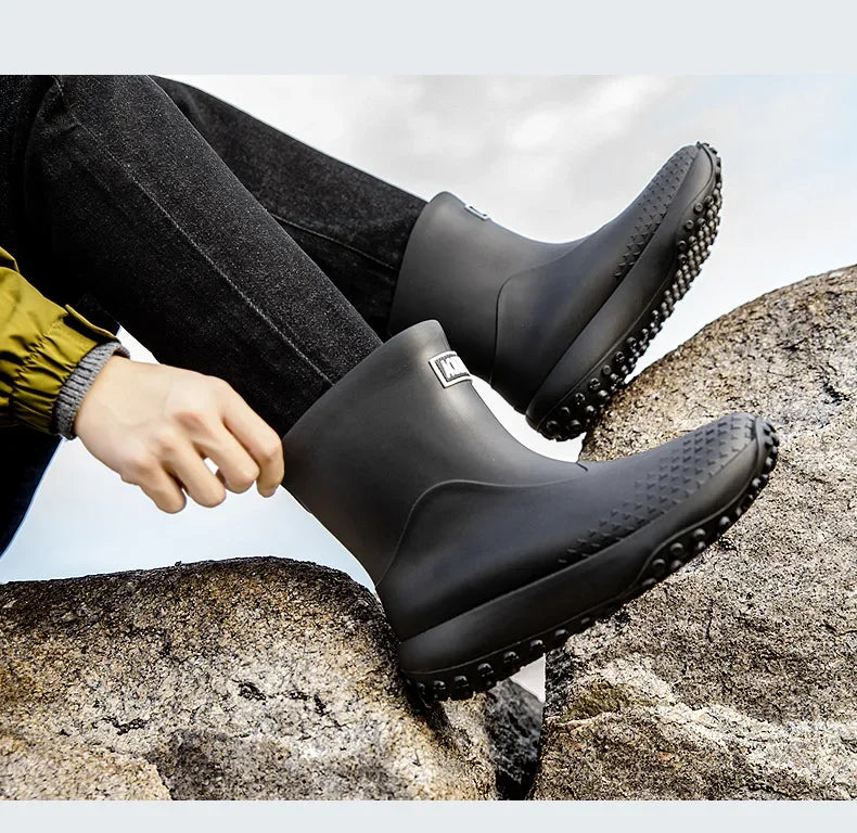 Botas de chuva masculinas estilo cano médio, nova moda, sapatos impermeáveis antiderrapantes para atividades ao ar livre, sapatos de borracha leves e impermeáveis.