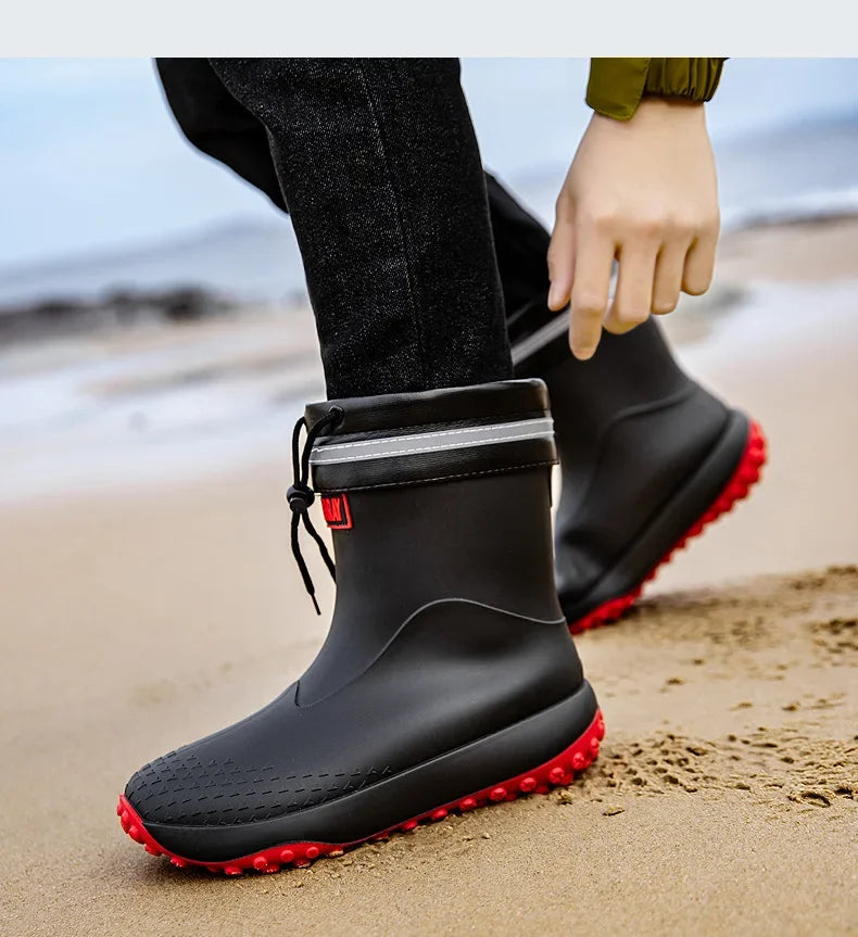 Botas de chuva masculinas estilo cano médio, nova moda, sapatos impermeáveis antiderrapantes para atividades ao ar livre, sapatos de borracha leves e impermeáveis.
