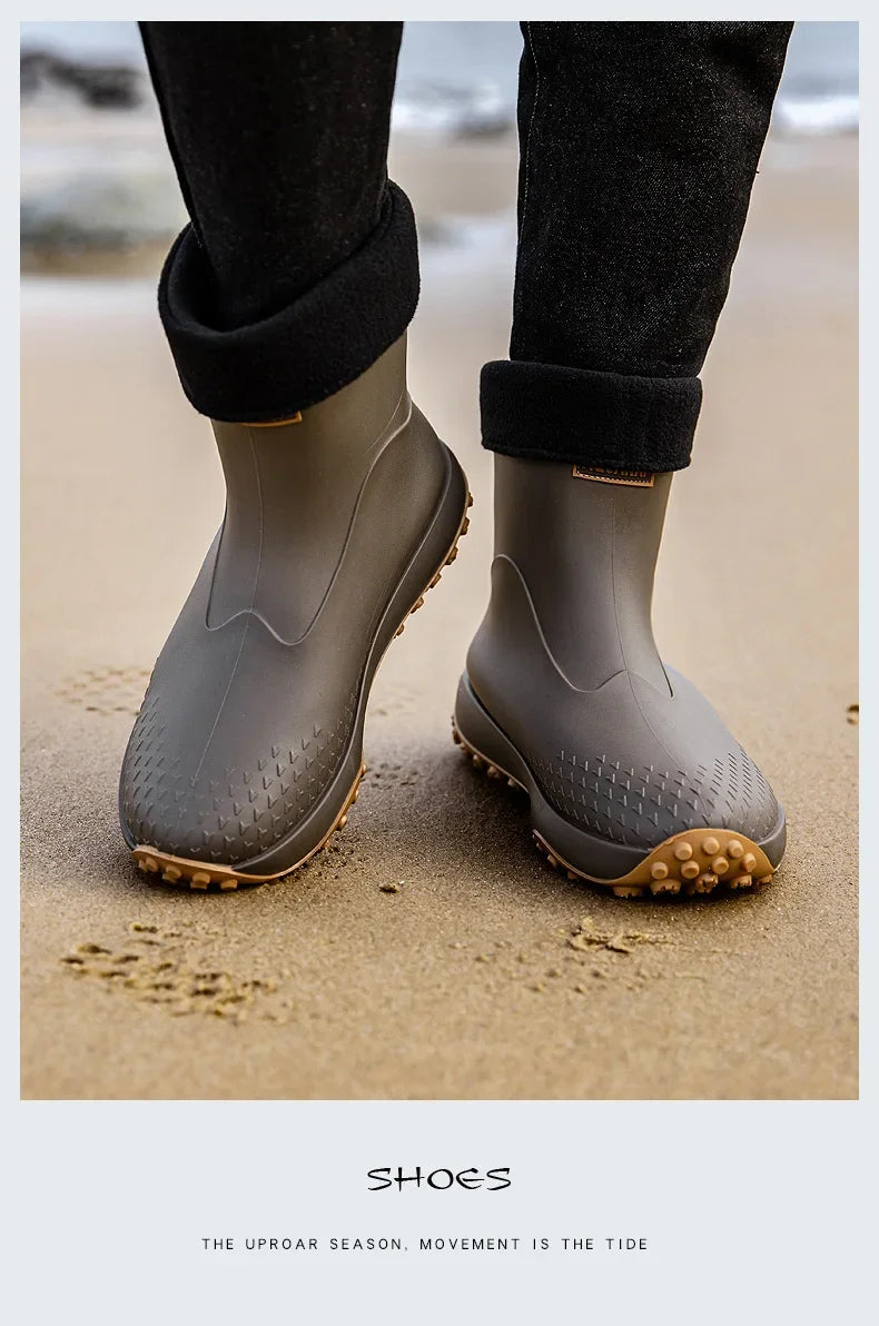 Botas de chuva masculinas estilo cano médio, nova moda, sapatos impermeáveis antiderrapantes para atividades ao ar livre, sapatos de borracha leves e impermeáveis.